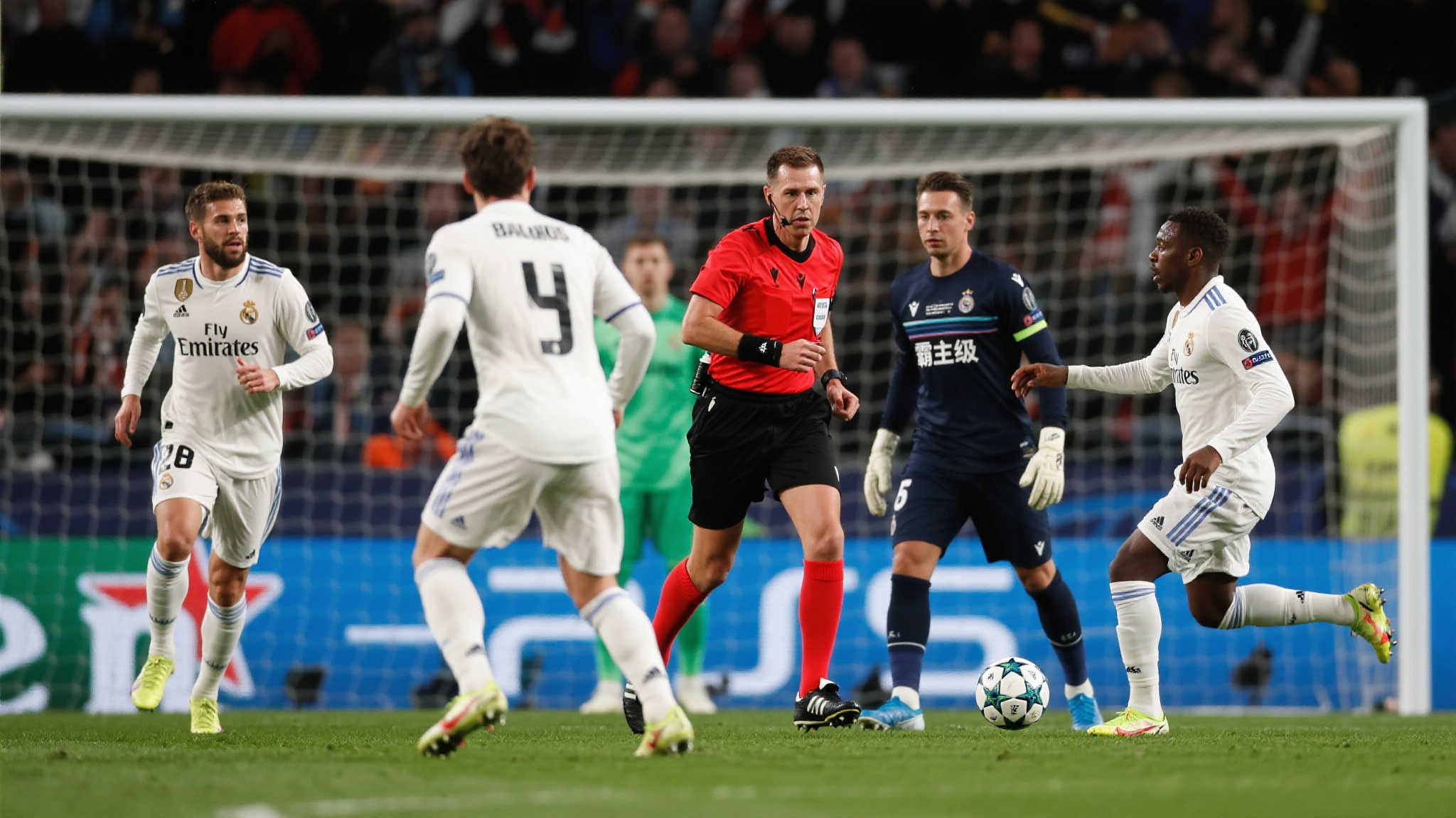 开场遭遇红牌劣势！欧冠劲旅怒轰三球逆转战局，末轮决战欧洲豪强！